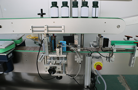 油瓶多側面貼標機