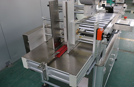 未定型盒分頁(yè)貼標(biāo)機(jī)