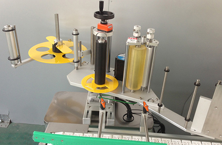 包裝箱平面兼側面貼標