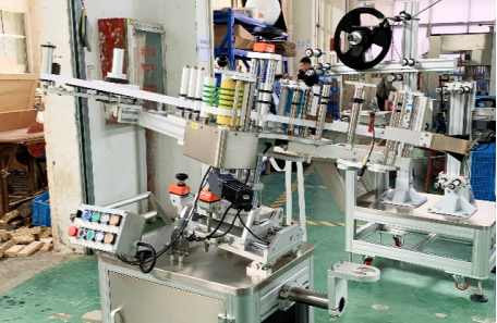 上海知名乳品企業(yè)選購(gòu)軒特?cái)?shù)控回轉(zhuǎn)式貼標(biāo)機(jī)