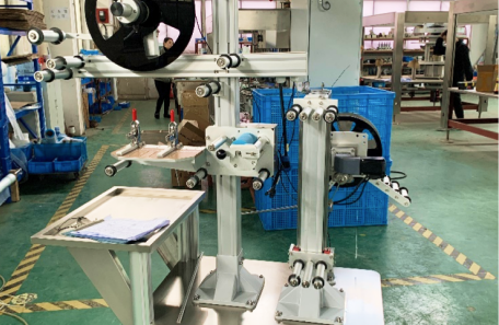 上海知名乳品企業(yè)選購(gòu)軒特?cái)?shù)控回轉(zhuǎn)式貼標(biāo)機(jī)