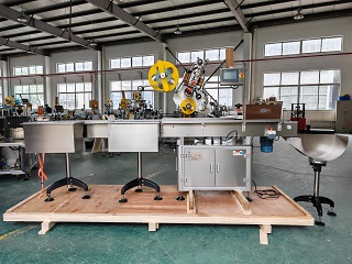 2025.8.4美國斜臥式不干膠貼標機1臺