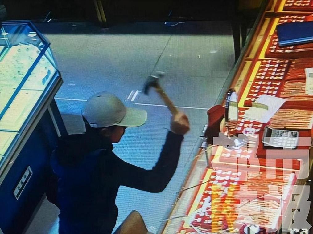 （男子抢劫金店）